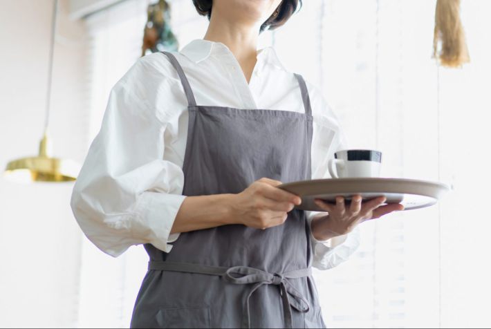 笑顔のカフェ店員女性