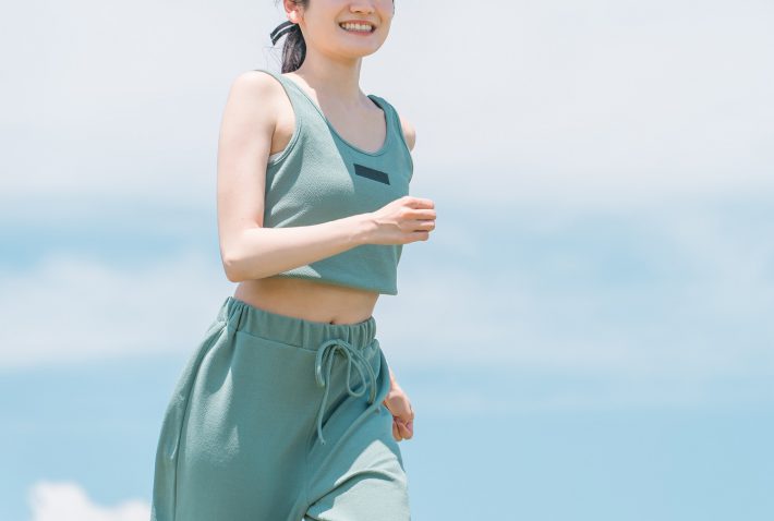 ランニングする女性