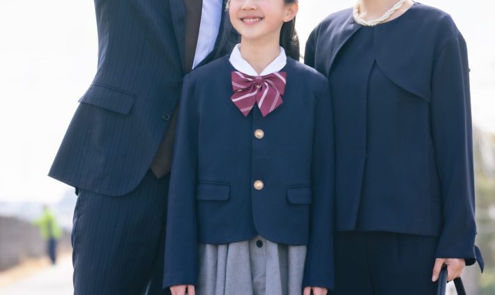 青空を見上げる親子