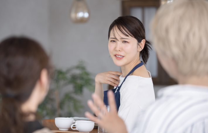 忙しいのにお客にクレームを言われるインバウンドのオーバーツーリーズムで大変忙しい接客で困る店員さん　今満席です