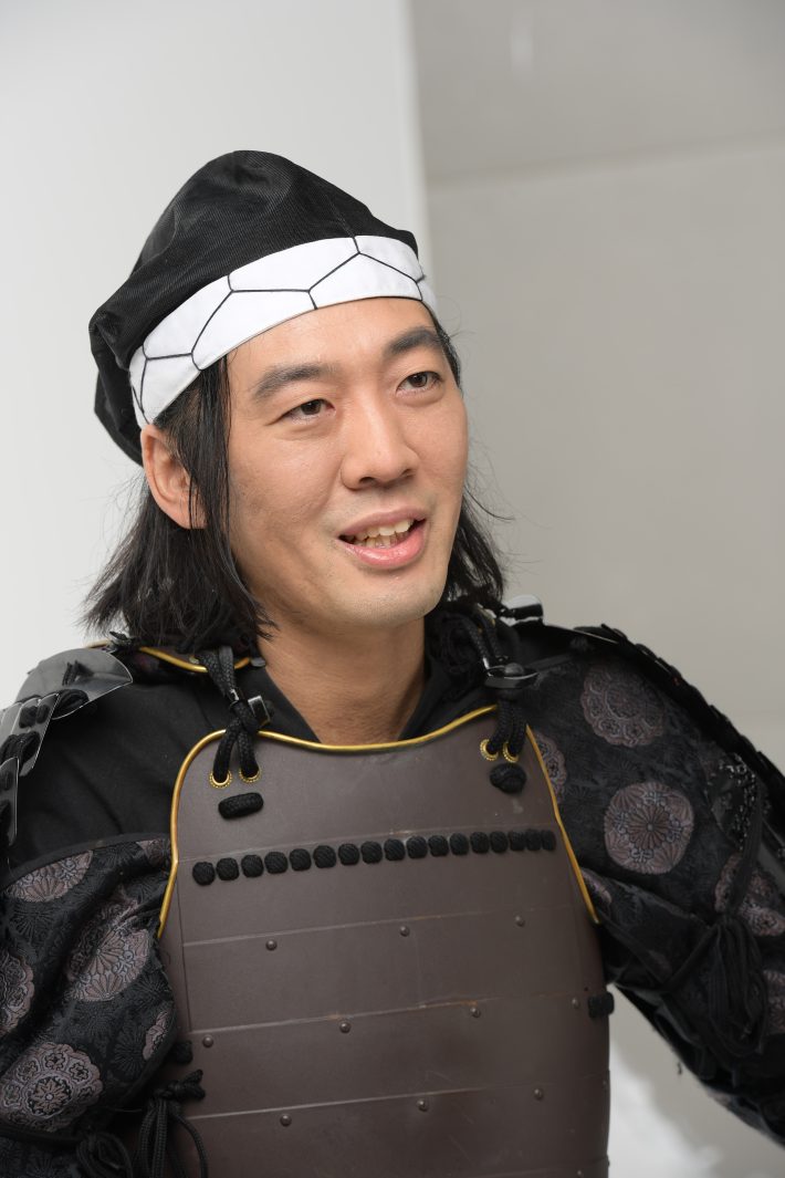 甲冑メタルバンド「Allegiance Reign」のベーシストとしても本気で活動中の長谷川智也さん