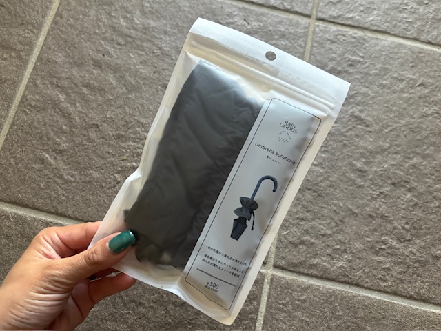 3COINSの「傘シュシュ」／330円