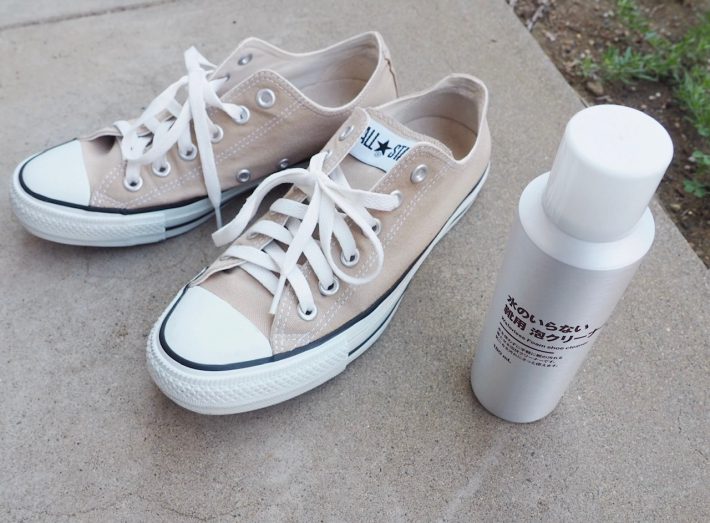 無印良品「水のいらない靴用泡クリーナー」