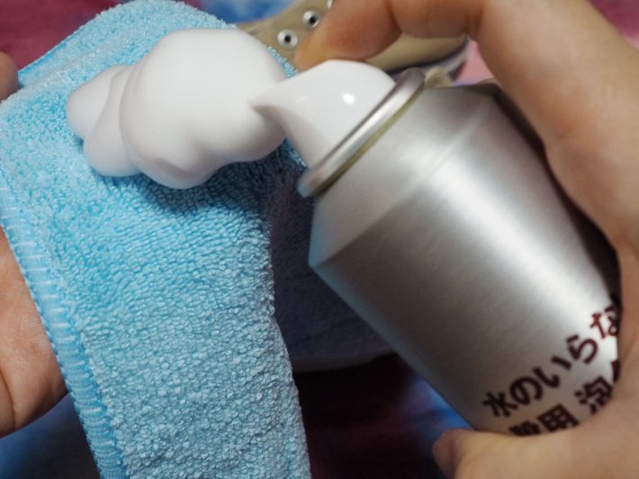 無印良品「水のいらない靴用泡クリーナー」