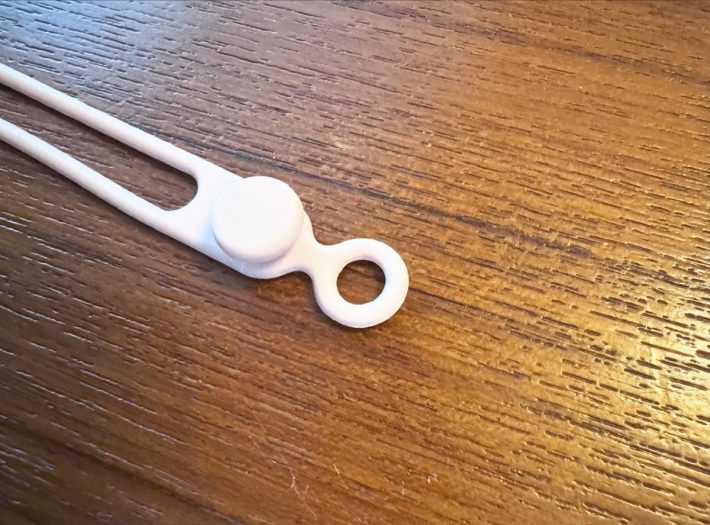 バンドの片側に穴がありフックなどにかけられる