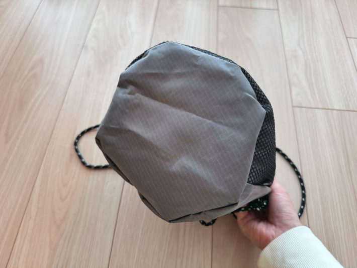 マチがかなり広い筒形のデザイン