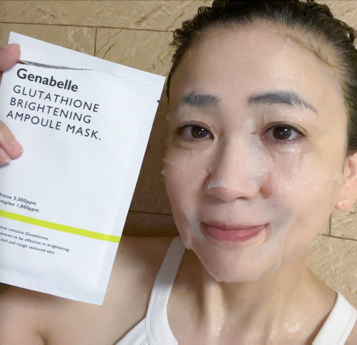 フェイスマスクと女性