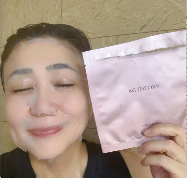 フェイスマスクと女性