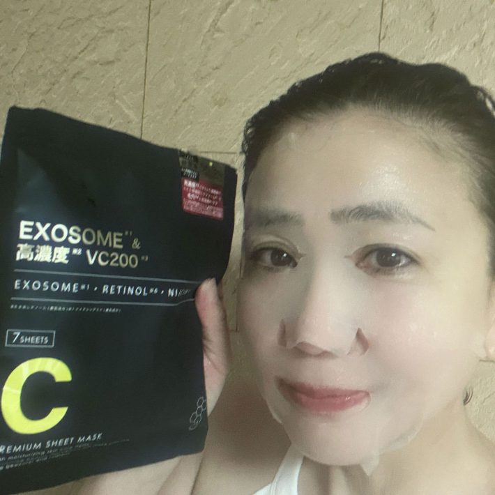 フェイスマスクと女性