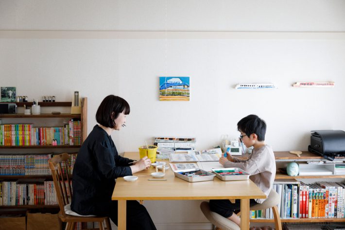 テーブルにつく親子