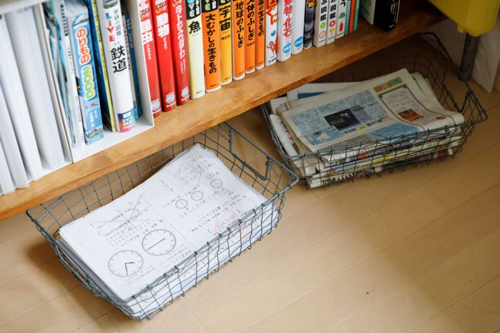 プリントの入ったかご
