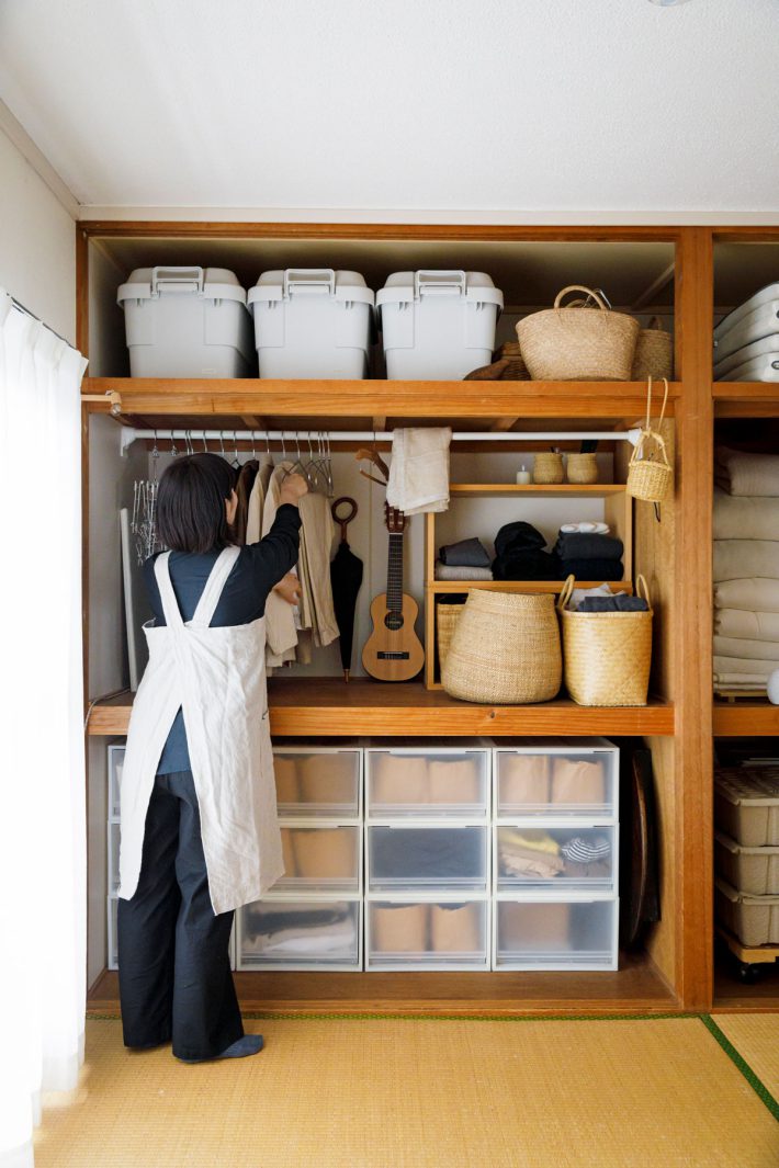 押し入れで作業する人