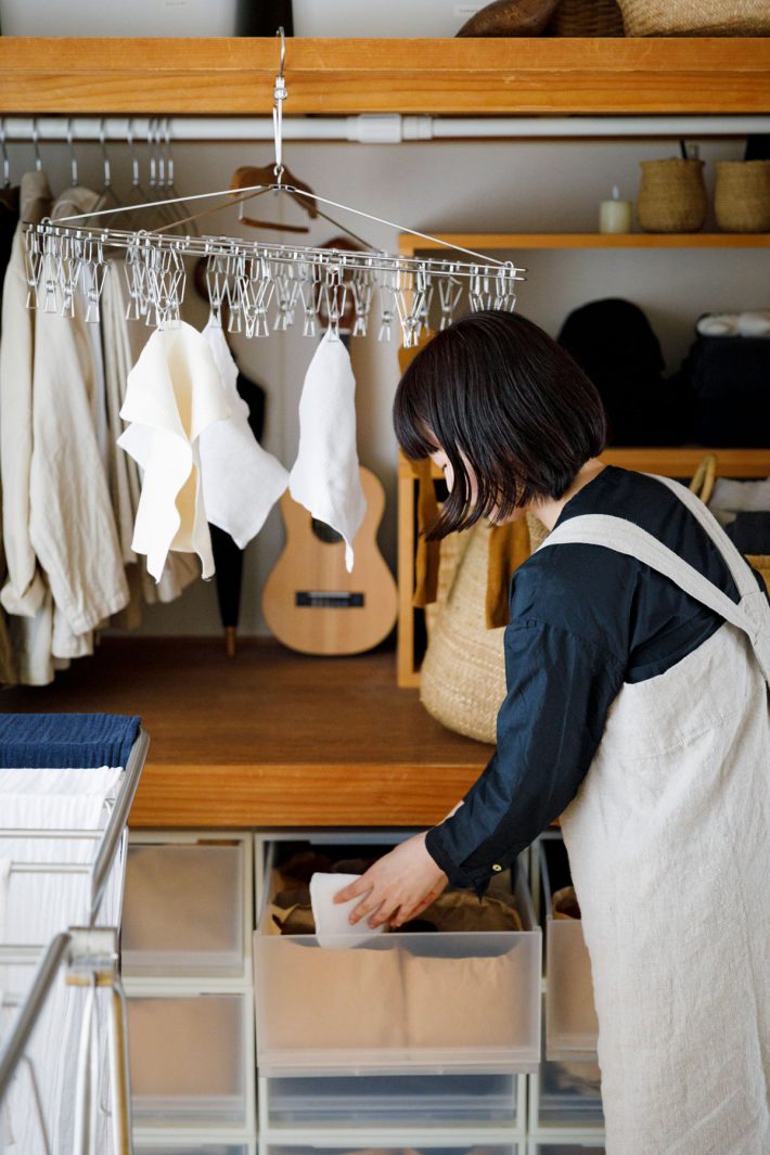 洗濯物をしまう人