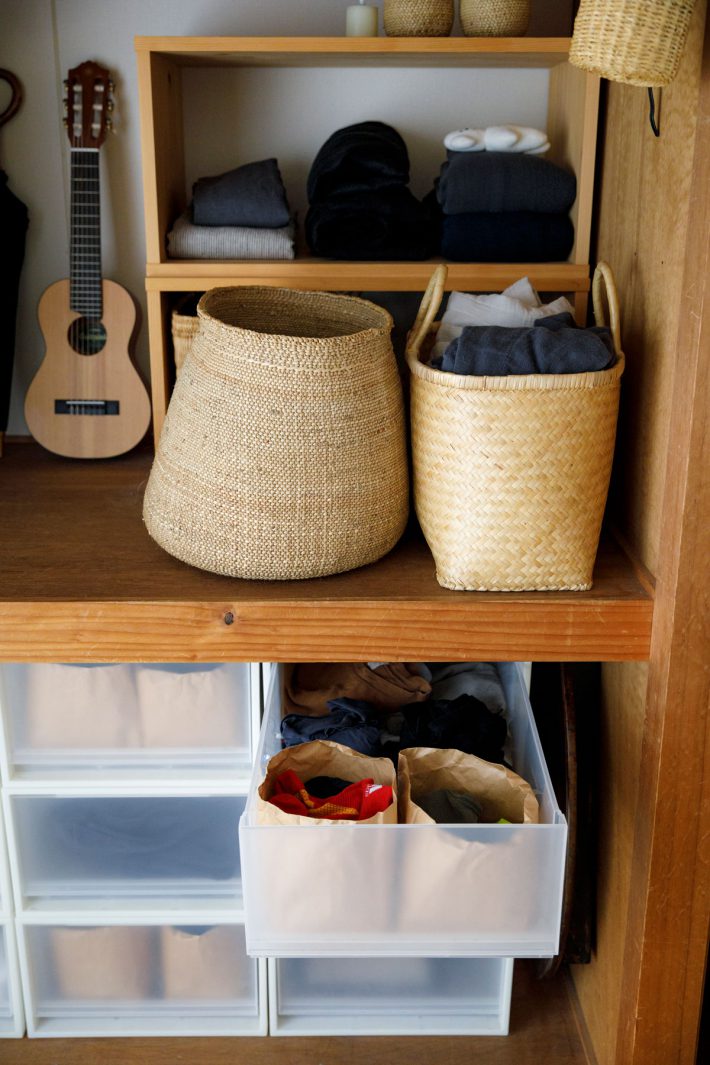 服の入ったかご