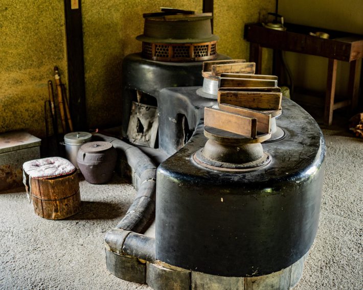 古民家内にはかまどが並ぶ