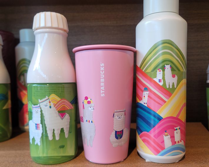 （左から）サニーボトルアルパカ503ml／2600円、カップシェイプステンレスボトルアルパカ355ml／4400円、ステンレスボトルアルパカ591ml／5450円