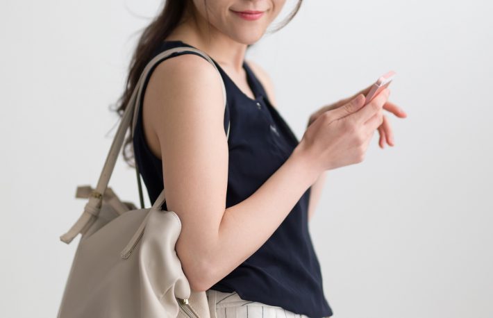 バッグを持つ女性