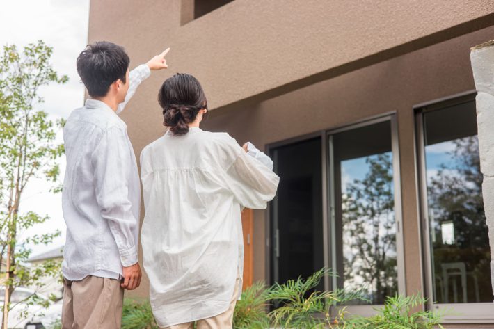 新築を内見する夫婦