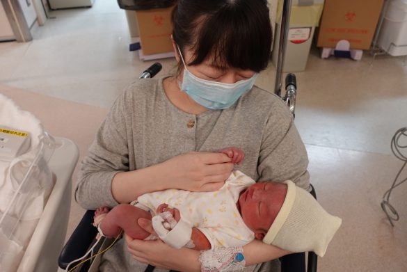 産後、病院のNICUで息子さんと対面するあいりさん