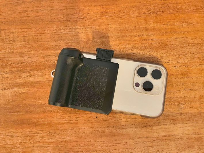 シンプルなスマホケースならそのまま装着できる