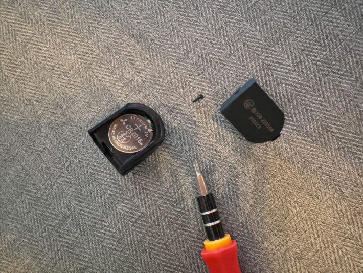 プラスドライバーで電池カバーを外して電池を入れる