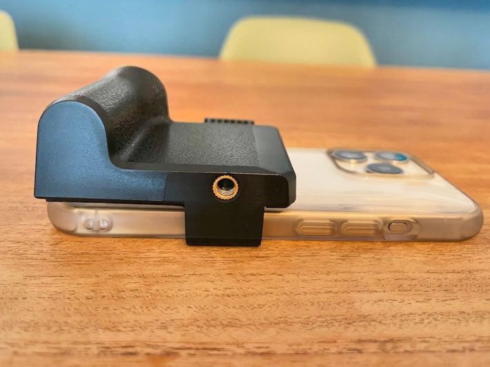 ホルダーには三脚の取り付けができるネジ穴も