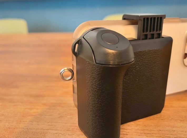 ストラップホール付きで持ち運びにも便利