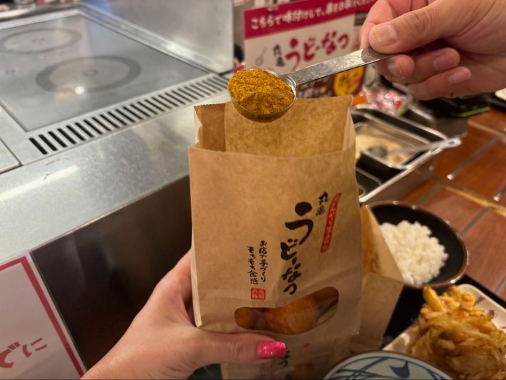 スプーン一杯の味付けパウダーを入れる