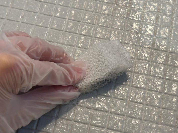 お風呂の床を擦ってみる