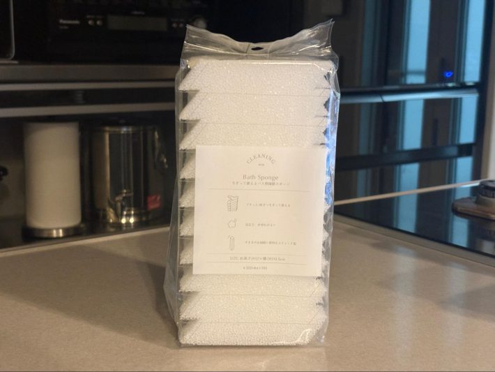 3COINS　ちぎって使えるバス用掃除スポンジ　330円（税込）