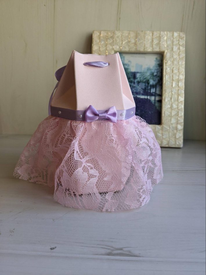 レースのワンピースのようなデザインの骨壷カバー