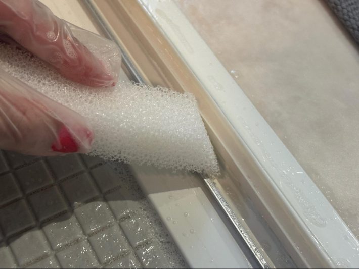 ドアのレールの汚れもしっかり落とせる