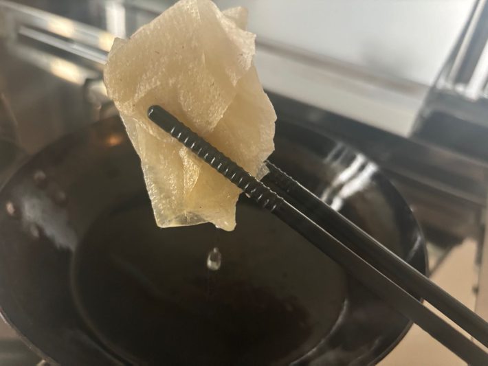 キッチンペーパーだとすぐにひたひたに