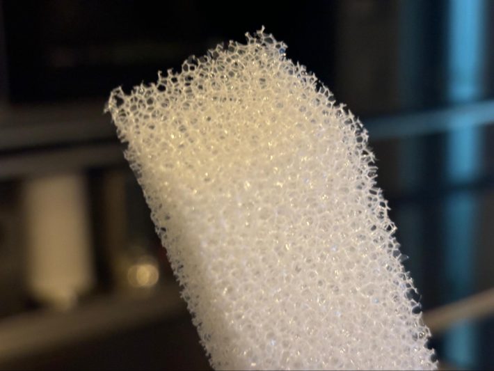 スポンジの目は粗め