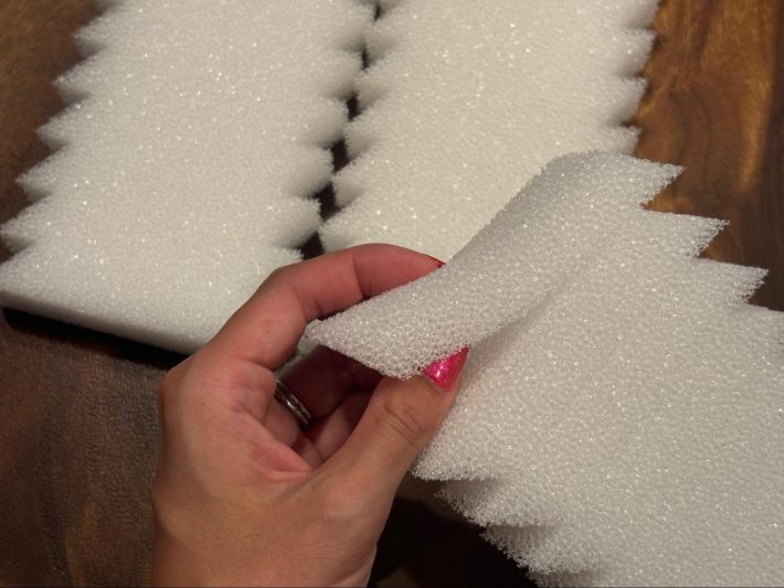 3COINS　ちぎって使えるバス用掃除スポンジ　330円（税込）