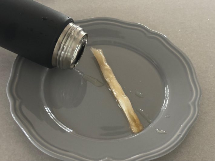 帰宅した息子の水筒から出てきた氷