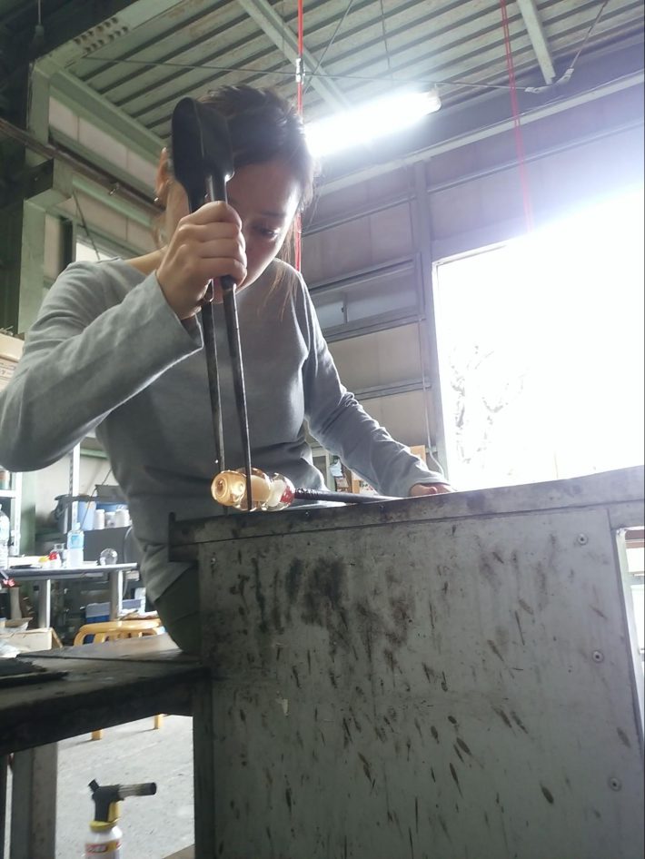 ガラス仏具を製作する店主の住吉さん