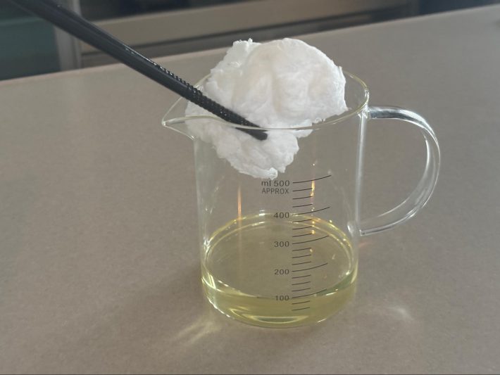 わたぐもを油に入れるところ