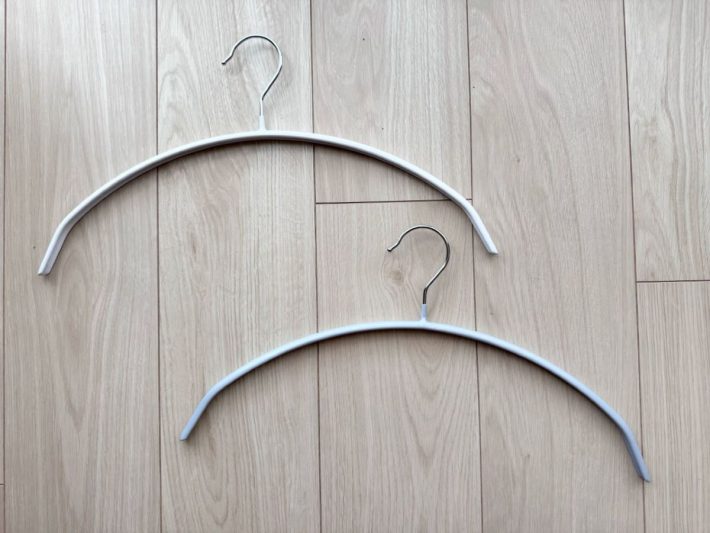 緩やかなアーチを描いたハンガー