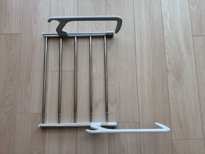 両サイドのアームをスライドさせて調整する