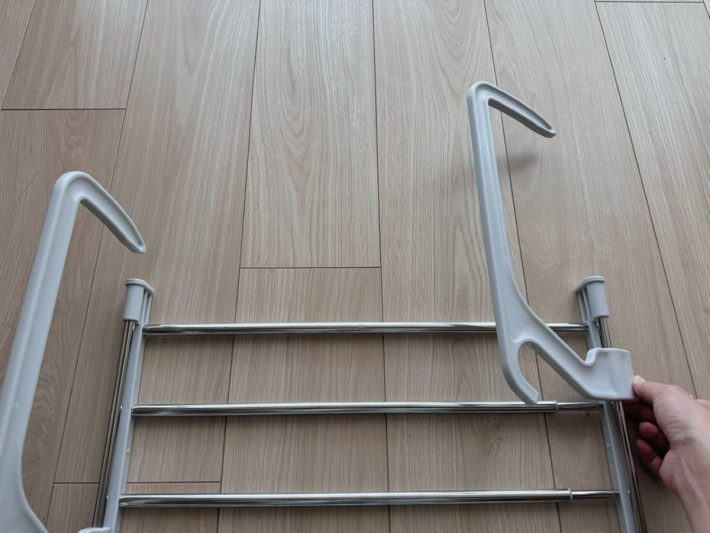 アームを内側に折ると好きな位置にスライドさせる