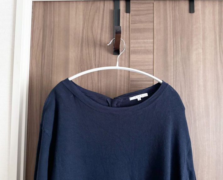 襟が大きく開いたデザインの服も全く滑らない