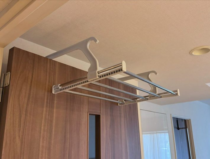 ドア上部に設置したベランダハンガー