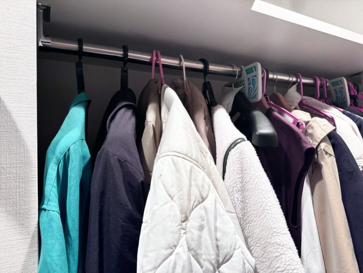 統一感のないハンガーで埋め尽くされていたクローゼット