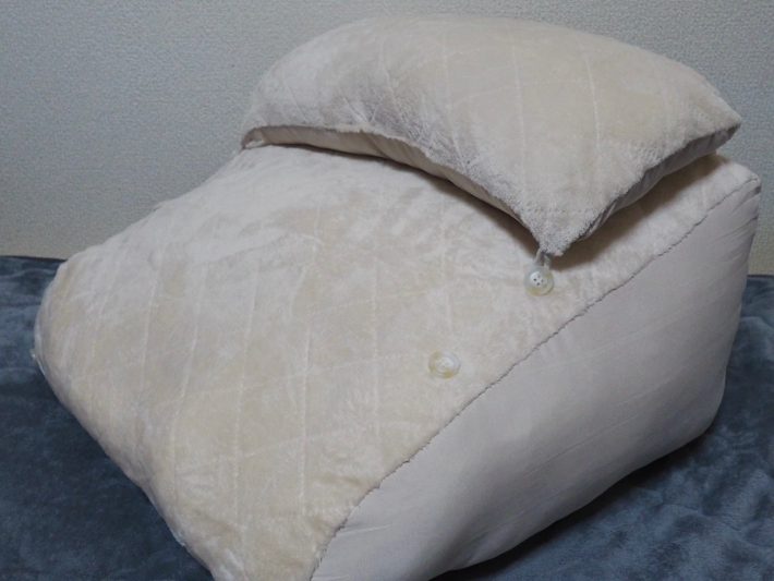 3COINS「2way背もたれクッション」