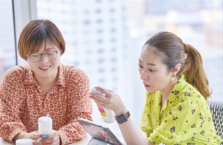 アケミンじっと見る