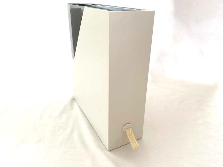 ポリプロピレンスタンドファイルボックスにファイルボックス用つまみを装着したところ