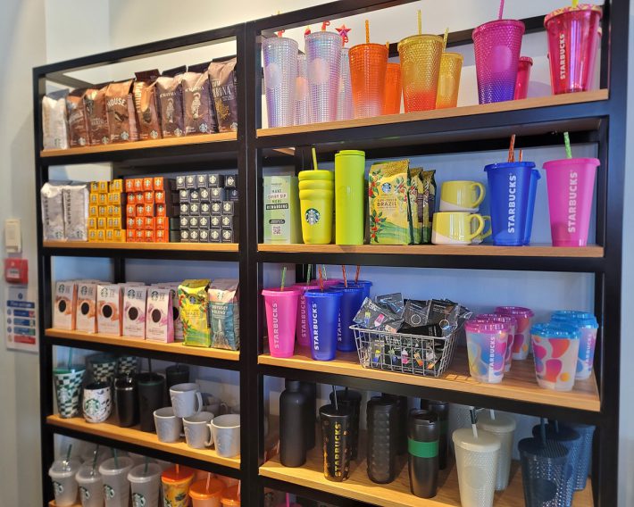 ロンドンでは多くの店舗を回りましたが、グッズがもっとも充実していた店舗でも日本には及ばず