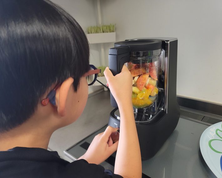 ミキサーでジュースを作る息子