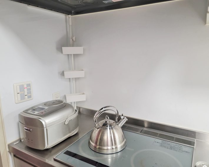 「tatecco 縦突っ張り棒70 マットホワイト 高さ70～110cm TCR-2WH」（税込1980円）と「tatecco 縦突っ張り棒用ボックス マットホワイト TCA-4WH」（957円）3個を組み合わせて設置